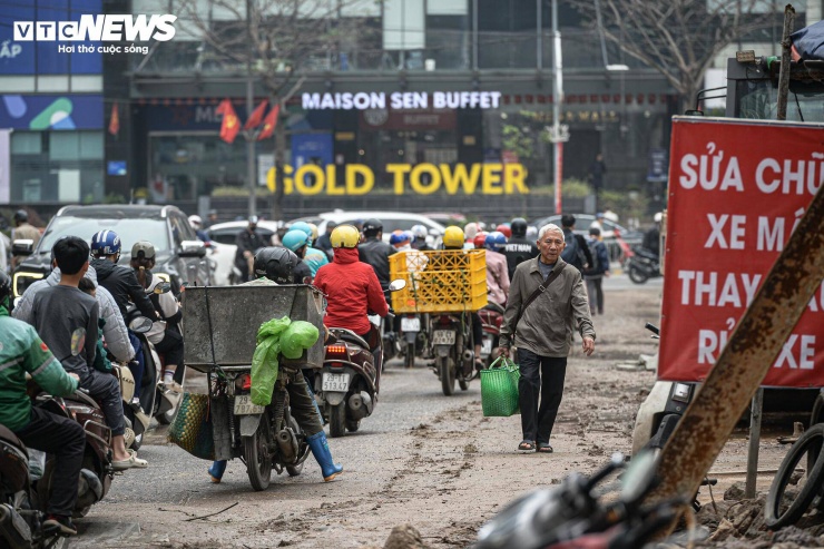 Từ 1/7/2025, khi mô hình chính quyền hai cấp được vận hành, dự án được chuyển giao cho UBND phường Thanh Xuân làm chủ đầu tư. Việc thay đổi chủ thể quản lý kéo theo điều chỉnh về thủ tục và quy trình đấu thầu, khiến thời gian hoàn thành dự án lùi sang tháng 3/2026 thay vì năm 2025 như kế hoạch trước đó.