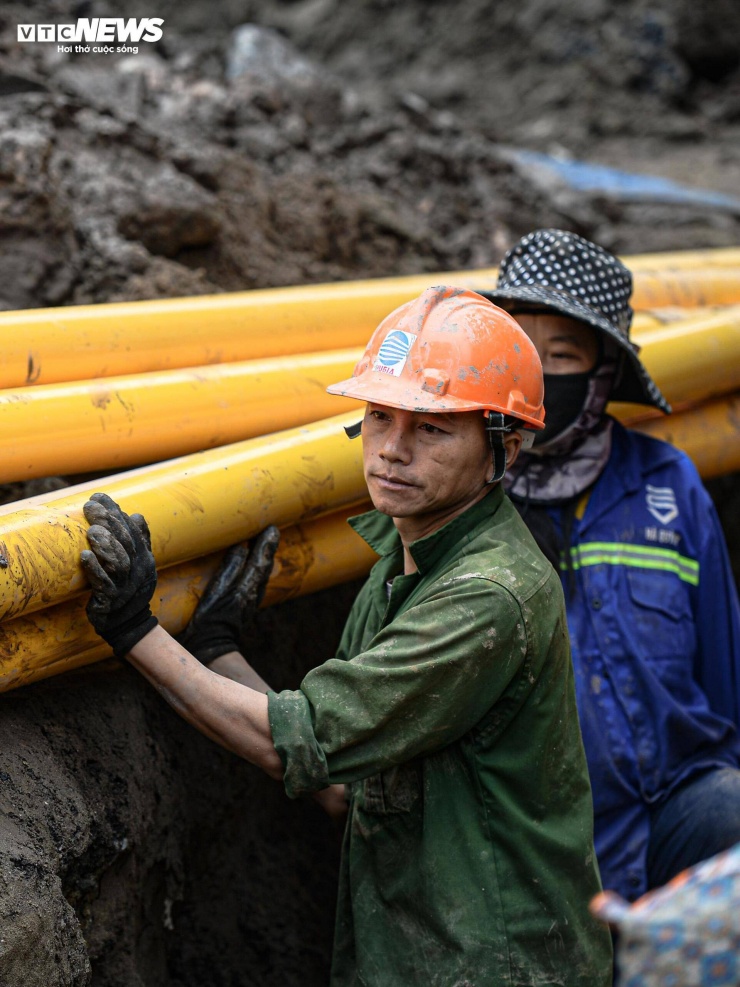 Dự án đường 400 tỷ ở Hà Nội thành 'kênh bùn', dân phải bắc cầu tạm vào nhà - 4