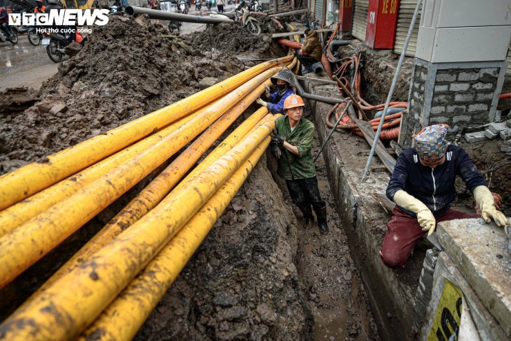 Dự án đường 400 tỷ ở Hà Nội thành 'kênh bùn', dân phải bắc cầu tạm vào nhà - 5