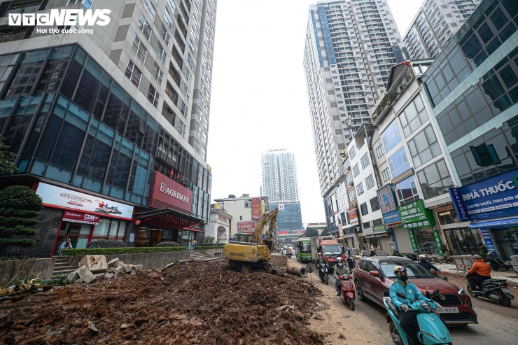 Khoảng 10 máy xúc hoạt động liên tục để đào rãnh cống. Theo một kỹ sư phụ trách tại công trường, đơn vị thi công đang tổ chức làm việc nhiều ca trong ngày để sớm hoàn thiện phần hạ tầng kỹ thuật, trả lại mặt bằng cho người dân.