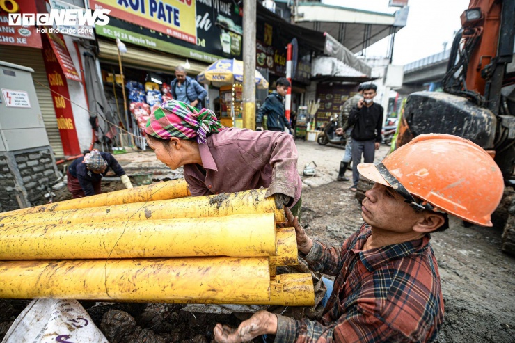 Những ngày này, trên công trường đoạn từ Nguyễn Trãi đến ngõ 162 Nguyễn Tuân, hàng chục công nhân cùng máy móc được huy động để thi công hệ thống thoát nước và hạ ngầm cáp kỹ thuật.