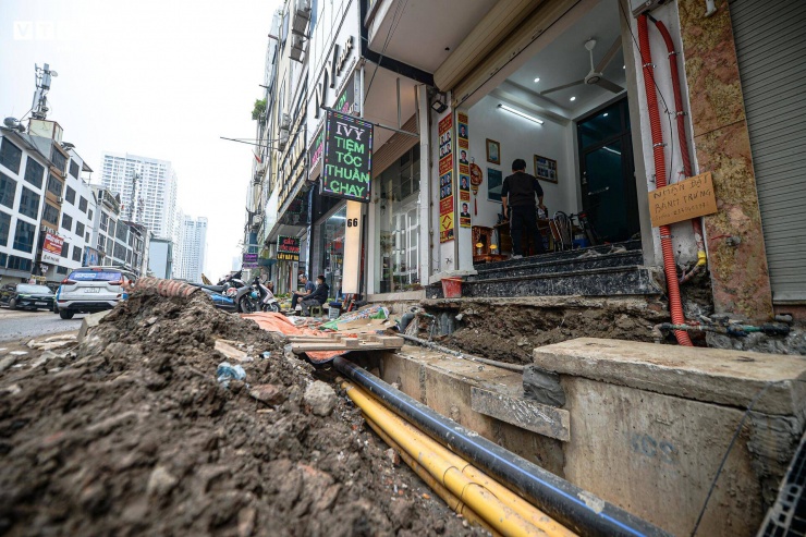 Dự án đường 400 tỷ ở Hà Nội thành 'kênh bùn', dân phải bắc cầu tạm vào nhà - 9