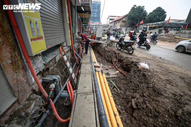 Dọc tuyến đường, hình ảnh dễ bắt gặp là những rãnh đào sâu trước cửa nhà dân. Có đoạn dài và rộng như một con mương hở.