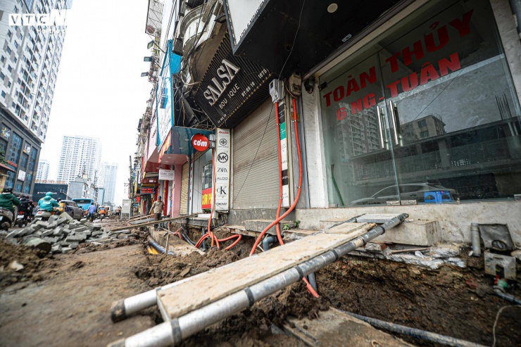 Dự án đường 400 tỷ ở Hà Nội thành 'kênh bùn', dân phải bắc cầu tạm vào nhà - 11