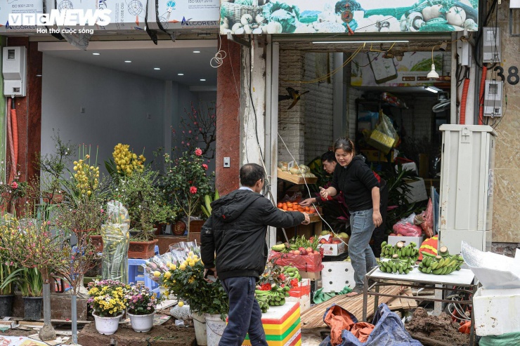 Chị Trần Thị Hạnh (sống tại khu vực gần số nhà 90 Nguyễn Tuân) cho biết, gia đình chị phải tự làm cầu tạm để vào nhà suốt nhiều ngày qua. “Hố đào nằm ngay trước cửa, không có lối đi khác nên chúng tôi phải kê ván qua lại. Mưa xuống là bùn ngập, người lớn còn khó đi, trẻ con càng nguy hiểm”, chị Hạnh nói.