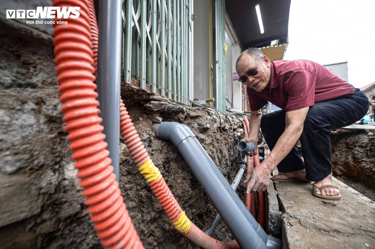 “Sau mấy ngày họ đào rãnh thoát nước, nhà tôi bị rò rỉ nước. Thợ kiểm tra phát hiện ống cấp nước bị nứt. Gia đình phải tự thuê người đến thay lại đoạn ống hỏng, mất thêm chi phí và thời gian”, một người dân sinh sống trên đường Nguyễn Tuân nói.