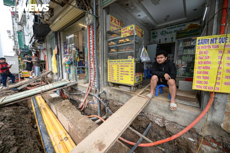 Dự án đường 400 tỷ ở Hà Nội thành 'kênh bùn', dân phải bắc cầu tạm vào nhà - 17