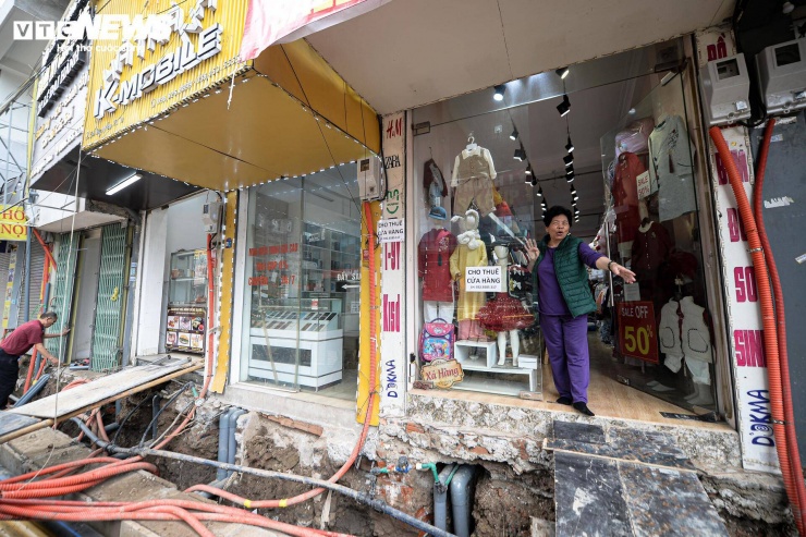 Bà Mai, chủ một cửa hàng bán quần áo trên phố Nguyễn Tuân, cho biết gần 10 ngày nay lượng khách giảm rõ rệt. “Phía trước cửa đang đào hệ thống thoát nước, khách đến không có chỗ gửi xe. Nhiều người quay xe đi luôn. Gần Tết, doanh thu sụt giảm khiến chúng tôi rất lo”, bà Hằng chia sẻ.