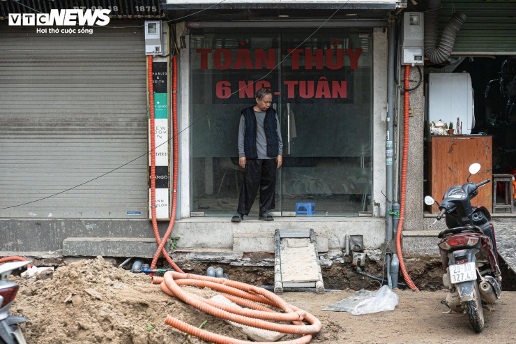 Người dân mong muốn đơn vị thi công tăng cường biện pháp che chắn, bố trí lối đi tạm an toàn và đẩy nhanh tiến độ các hạng mục đang dang dở để hạn chế ảnh hưởng kéo dài.