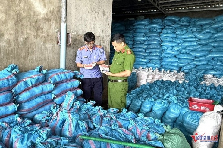 Công an khám xét kho hàng của bà Ơn. Ảnh: Hải Dương