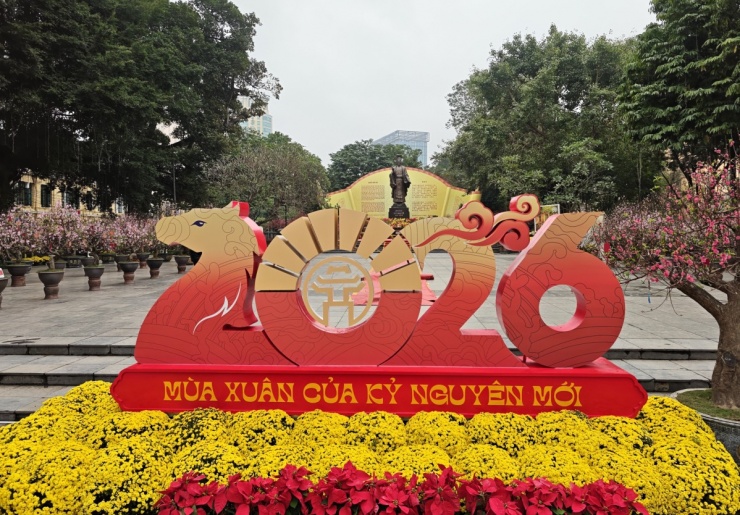 Ngày 13/2, không gian hoa xuân lớn nhất Hà Nội (rộng 14.000 m2) tại vườn hoa Lý Thái Tổ đã hoàn thành.