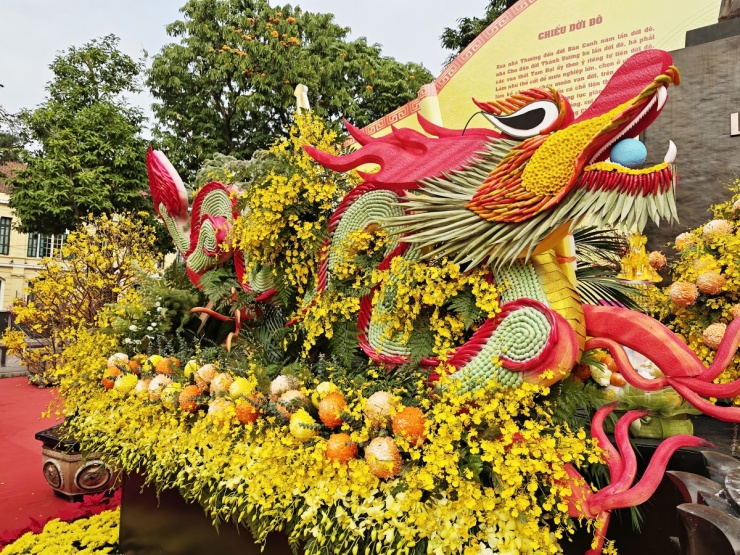 Dưới chân tượng đài Lý Thái Tổ đặt hai con rồng kết từ hàng nghìn bông hoa xanh, vàng, đỏ, tạo thế rồng chầu.