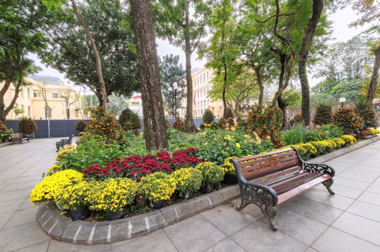 Mỗi góc vườn hoa được trang hoàng tạo chiều sâu, nổi khối, đậm không gian Tết.