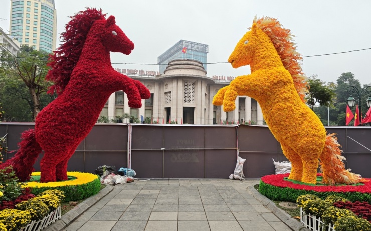 Cụm đại cảnh "Song Mã kết hoa" đặt đối diện Ngân hàng Nhà nước với hình hai con ngựa kết từ hơn 6.000 bông hoa, biểu tượng năm Bính Ngọ.