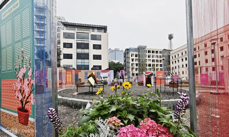 Cách đó 200 m, khu đất vừa giải tỏa làm công viên phía Đông Hồ Gươm đã được dọn dẹp để tổ chức không gian trưng bày nghệ thuật. Không gian mở nằm trên mặt đường Đinh Tiên Hoàng, cạnh trụ sở Điện lực Hà Nội là điểm đến tham quan của người dân trong dịp Tết.