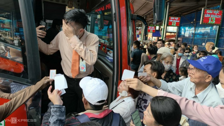 Hàng nghìn người chen lấn ở bến xe để về quê - 2