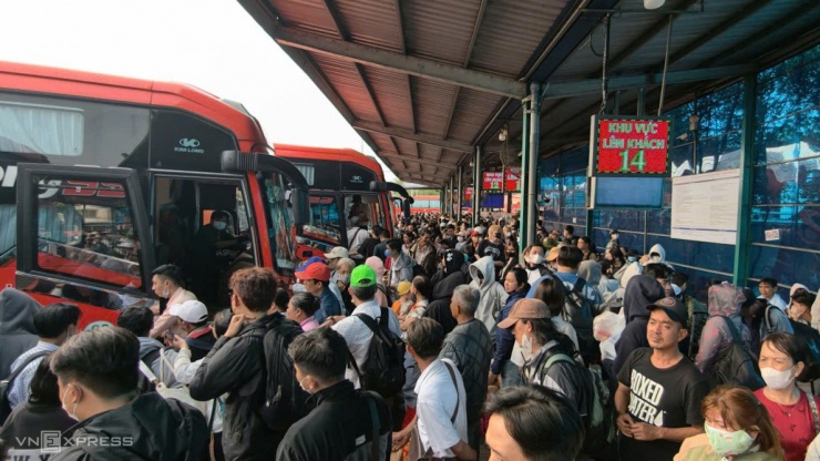 Hàng nghìn người chen lấn ở bến xe để về quê - 1