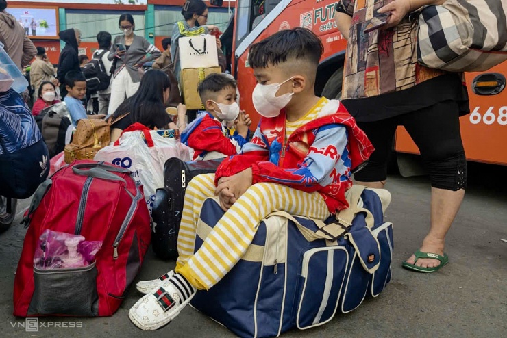 Hàng nghìn người chen lấn ở bến xe để về quê - 7