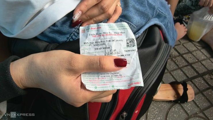 Hàng nghìn người chen lấn ở bến xe để về quê - 6