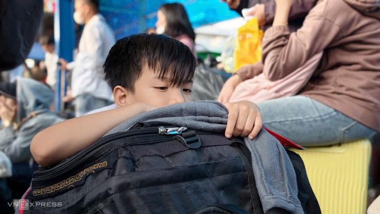 Hàng nghìn người chen lấn ở bến xe để về quê - 5