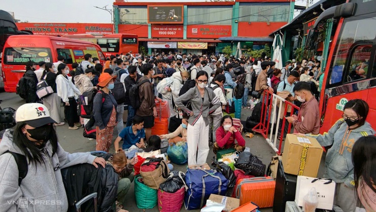 Hàng nghìn người chen lấn ở bến xe để về quê - 10