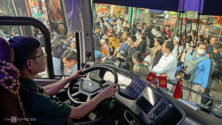 Hàng nghìn người chen lấn ở bến xe để về quê - 9