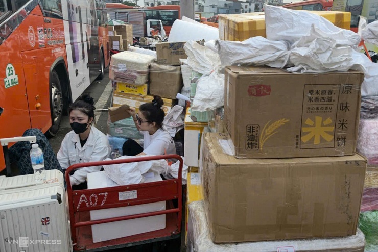 Hàng nghìn người chen lấn ở bến xe để về quê - 8