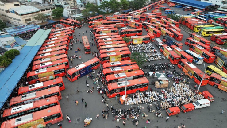 Hàng nghìn người chen lấn ở bến xe để về quê - 11