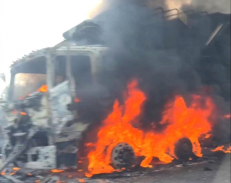 Lửa bao trùm chiếc xe tải trên cao tốc. Ảnh: cắt từ clip