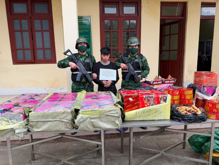 Đối tượng Nguyễn Ngọc Tài cùng tang vật bị lực lượng chức năng thu giữ.