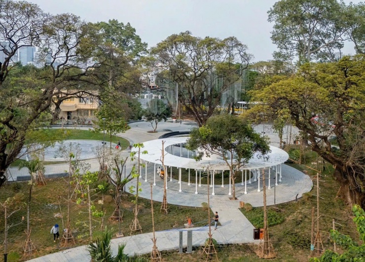 Công viên số 1 Lý Thái Tổ là một trong chín dự án trọng điểm, hiện thực hóa định hướng đưa mảng xanh và không gian cộng đồng trở thành trọng tâm trong chiến lược phát triển siêu đô thị của TPHCM giai đoạn mới. Khu đất rộng 4,3 ha giữa trung tâm TPHCM - nơi từng mang nhiều giá trị thiên nhiên, lịch sử và tinh thần - đã trải qua nhiều năm bị bỏ hoang.