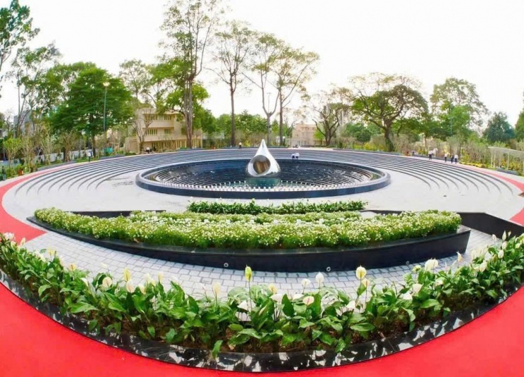 Trong suốt quá trình sản xuất, nhà máy cập nhật tiến độ bằng hình ảnh và video định kỳ 2 ngày một lần. Nhờ sự phối hợp quyết liệt và tăng ca liên tục, tượng đài Giọt Nước đã được hoàn thiện và vận chuyển về Việt Nam sớm hơn kế hoạch, lắp đặt hoàn tất vào sáng 2/2.