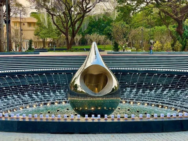 Sau nhiều ngày tìm kiếm trong nước mà không khả thi do tiến độ gấp và các nhà máy đã kín đơn hàng trước Tết, dự án buộc phải triển khai phương án sản xuất quốc tế.