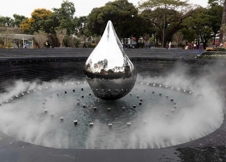 Các nhà máy chuyên chế tác biểu tượng tại Quảng Châu (Trung Quốc) đã được liên hệ, lựa chọn và làm việc trực tiếp thông qua họp trực tuyến, dựng mô hình 3D, đồng thời chế tác mô hình tỷ lệ 1:1 ngay tại công trường để kiểm soát chặt chẽ chất lượng.