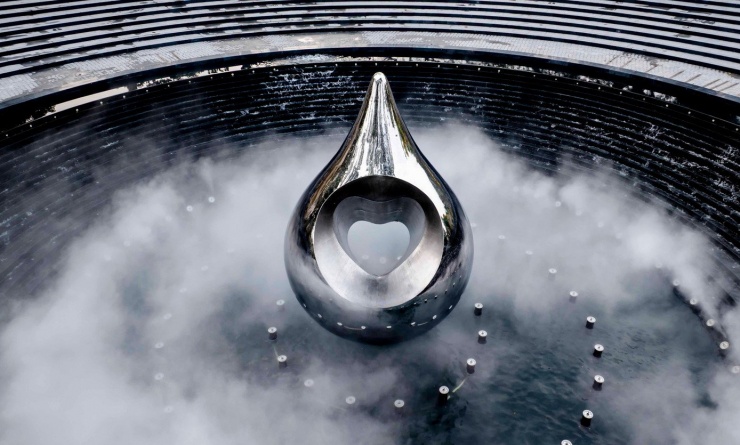 Tượng đài Giọt Nước có kích thước hơn 4 m bề rộng, 6 m chiều cao.