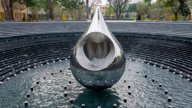 Tượng đài Giọt Nước được chế tác nguyên khối bằng inox gương và yêu cầu hoàn thiện ở mức thẩm mỹ rất cao, toàn bộ quá trình sản xuất và lắp đặt chỉ gói gọn trong 45 ngày.