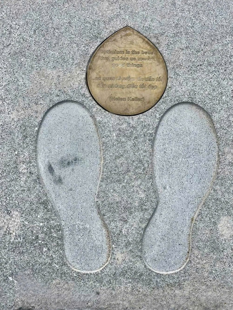 Trên những bậc cấp có in hình những dấu chân đá, biểu trưng cho hành trình sống và ký ức còn lại.