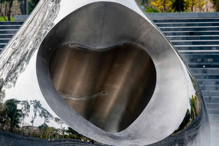 Tượng đài cũng là tâm điểm của công viên, có chiều cao 6 m, chu vi 13 m, được chế tác từ inox gương. Bên trong giọt nước là hình ảnh một trái tim - biểu tượng của sự tri ân, tình yêu thương.