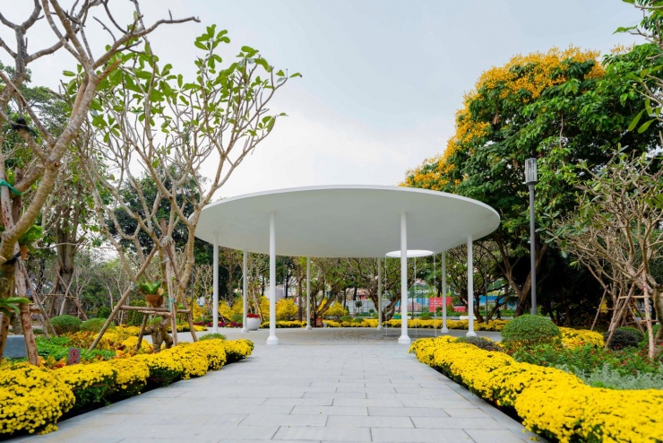 Ngoài ra, công viên còn có nhiều không gian mở dành cho các hoạt động thể thao, sinh hoạt cộng đồng.