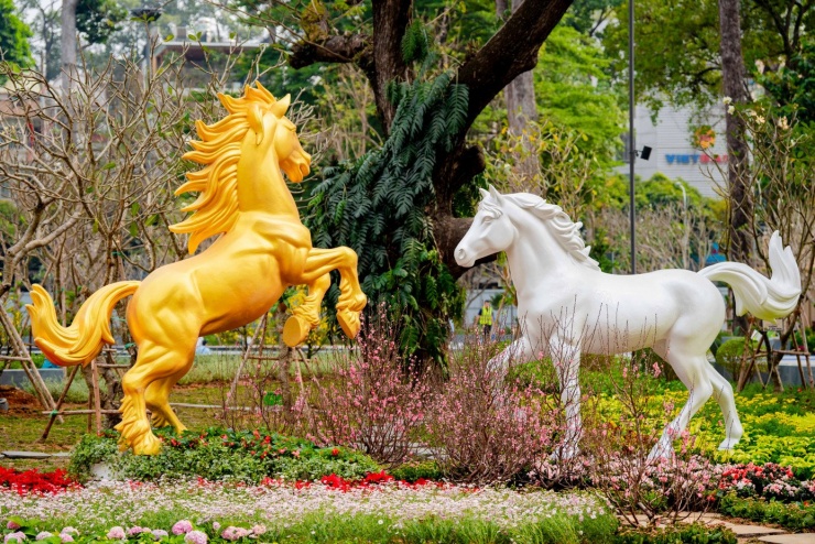 Điểm nhấn trung tâm là tiểu cảnh Song Mã với ngựa vàng và bạc, biểu tượng thịnh vượng, phát đạt, “Mã đáo thành công”.