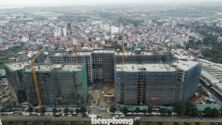 Ông Nguyễn Thành Trung, Giám đốc Ban Quản lý dự án, đại diện liên danh chủ đầu tư cho biết, dự án đã cất nóc vào tháng 12/2025, hoàn thành phần thô và đang bước vào giai đoạn hoàn thiện. Dù cận Tết, công trường vẫn duy trì khoảng 200 lao động mỗi ngày, song một số tổ đội có công nhân ở xa đã được bố trí nghỉ sớm để về quê đón Tết.