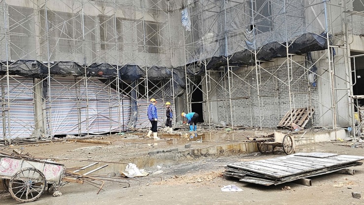 Ở góc công trường, chị Lê Thị H., công nhân xây dựng quê Thanh Hóa chia sẻ, dù nhớ nhà nhưng chị vẫn cố gắng bám công trường những ngày cuối năm để đảm bảo kịp tiến độ. “Cận Tết ai cũng muốn về sớm với gia đình, nhưng công trình đang vào giai đoạn hoàn thiện nên chúng tôi cố làm thêm. Mấy hôm nữa nghỉ là về quê, cũng tranh thủ tăng ca để có thêm thu nhập sắm Tết”, chị H. nói.