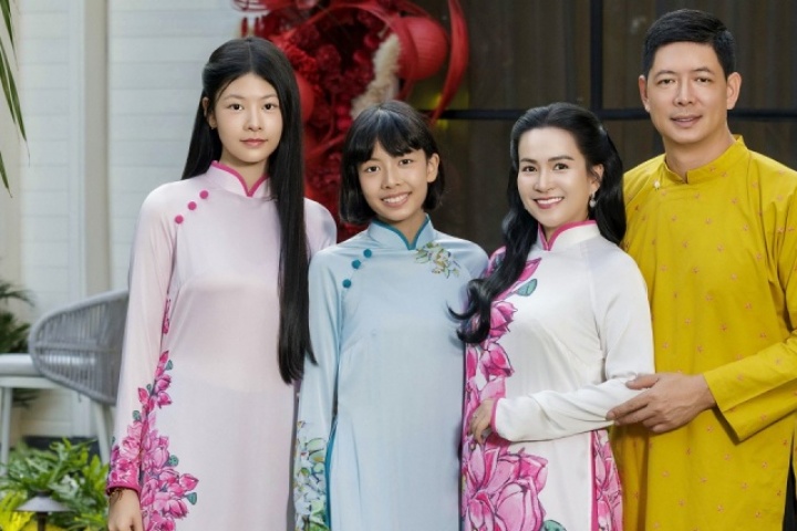 Vợ Bình Minh mang giày 10 cm vẫn 'lép vế' chiều cao bên chồng con