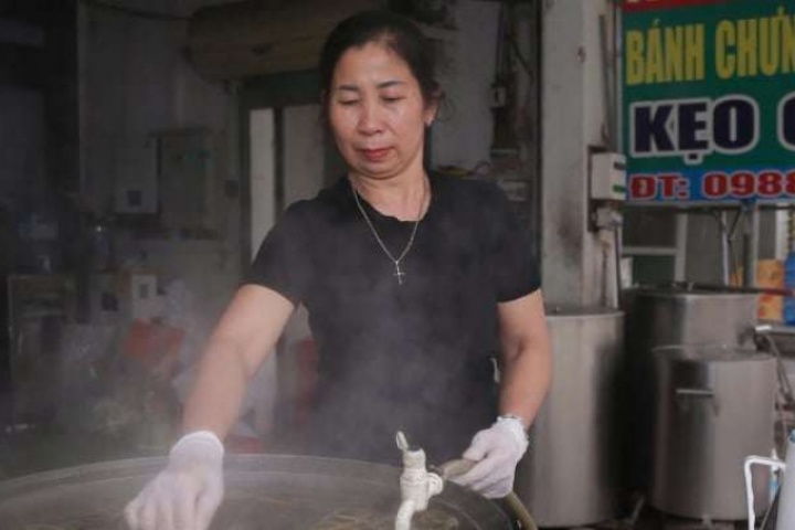 Làng này ở Nghệ An có hàng trăm nhà đang gói bánh chưng, đỏ lửa cả ngày vẫn không kịp giao hàng cho khách