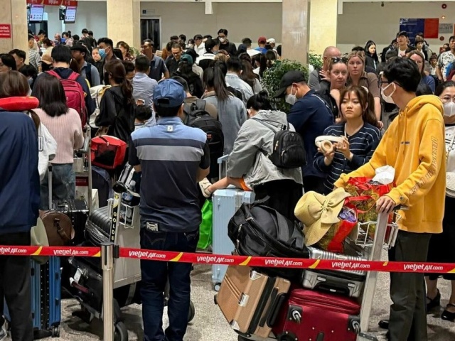 Sân bay Tân Sơn Nhất đông nghịt người về quê ăn Tết