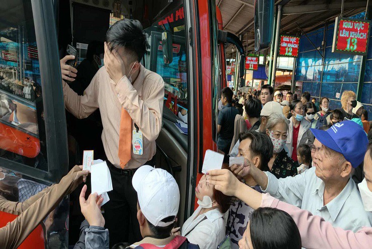 Hàng nghìn người chen lấn ở bến xe để về quê