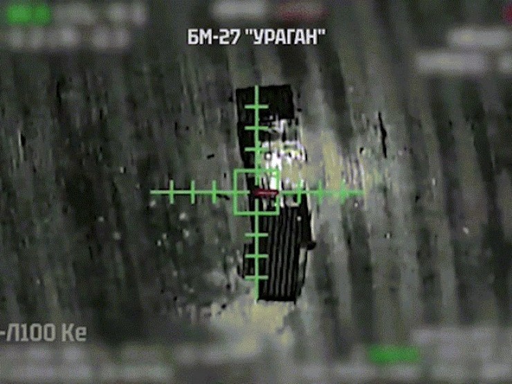 Hình ảnh UAV Ukraine thả bom thiêu rụi pháo phản lực phóng loạt của Nga