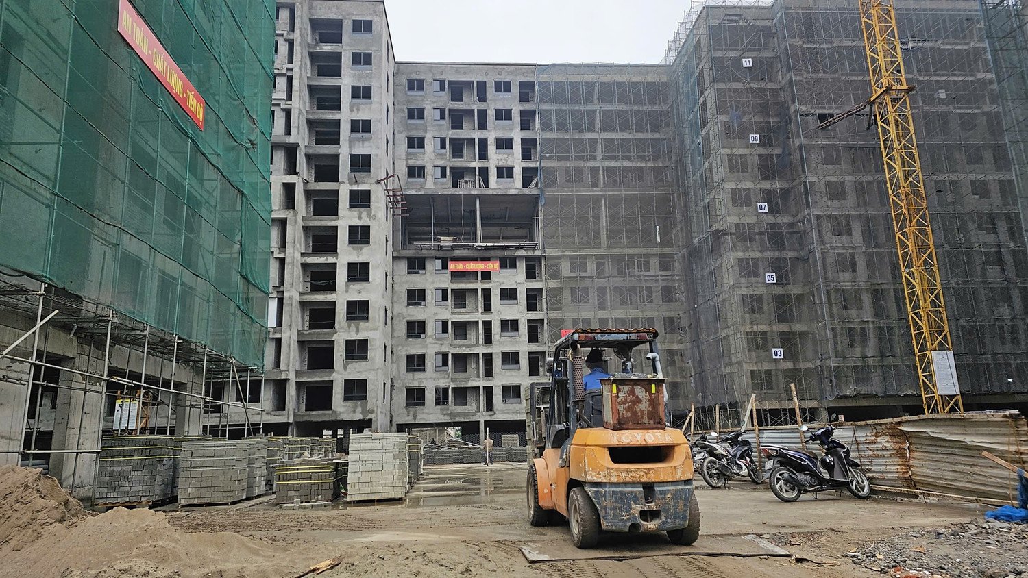 Tại công trường dự án NƠXH CT3 thuộc khu đô thị mới Kim Chung (Thăng Long Green City) do liên danh Tổng công ty Đầu tư và Phát triển nhà Hà Nội (Handico) và Tổng công ty Viglacera làm chủ đầu tư, nhiều công nhân vẫn miệt mài làm việc trong những ngày cận Tết. Trên cao, các tổ đội thi công cửa, điện nước; phía dưới, công nhân xây trát, lắp đặt các hạng mục...tất cả đều nhịp nhàng.