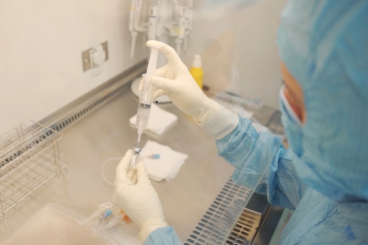 Chuyên gia của Viện nghiên cứu Tế bào gốc và Công nghệ gen Vinmec thực hiện các quy trình của Liệu pháp tế bào CAR-T.