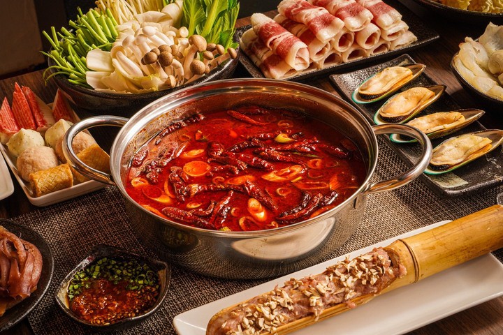 Lẩu cay Tứ Xuyên luôn có lớp dầu ớt dày ở trên. (Ảnh: Hotpotstory)